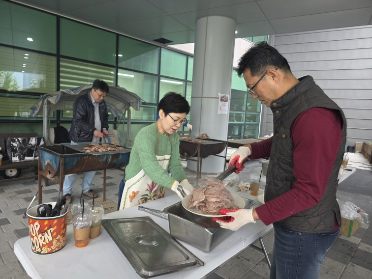 홀트아동복지회 산하 중증장애인거주시설 홀트일산요양원에서 ‘너나우리봉사단과 함께하는 바비큐데이!’가 열렸다.