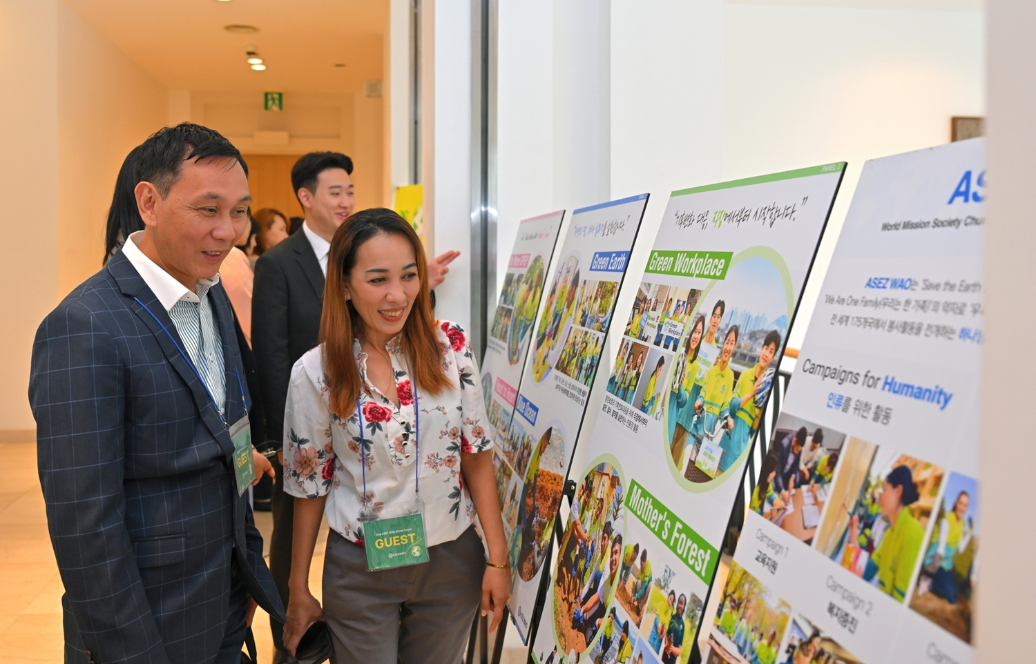 '제2회 ASEZ WAO 글로벌 포럼'을 찾은 참석자들이 행사에 앞서 플라스틱 오염 문제의 심각성을 알리고 대응 방법을 제시하는 패널을 살피고 있다.