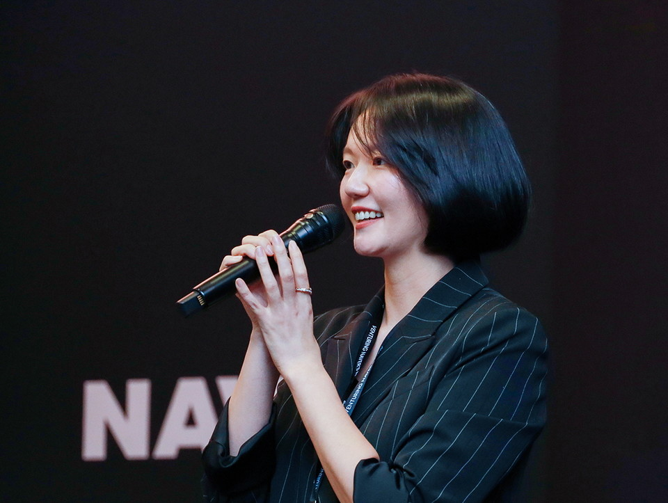 미국 실리콘밸리에서 네이버 최수연 CEO가 네이버 벤처스 네트워킹 행사에 참여해 환영인사를 전하고 있다(사진:네이버)