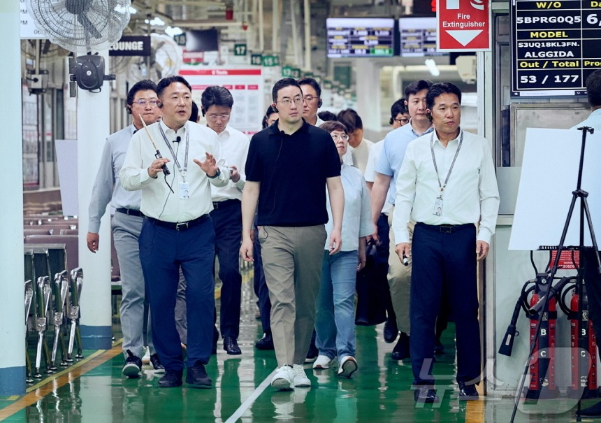구광모 LG그룹 회장이 지난 2월 인도 뉴델리에 위치한 LG전자 노이다 생산공장에서 생산라인을 살펴보고 있다. (LG 제공)