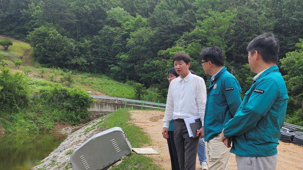 충남도가 17일 여름철 자연재해를 대비해 구교소류지 재해 복구 사업장 현장점검을 실시했다.(사진=충남도청 제공)