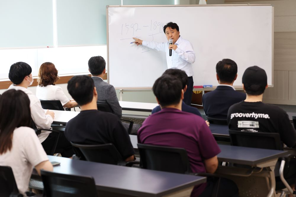 김영환 충북도지사가 지난2일 한국폴리텍대학 청주캠퍼스에서 재학생대상 특별강연을 진행했다.