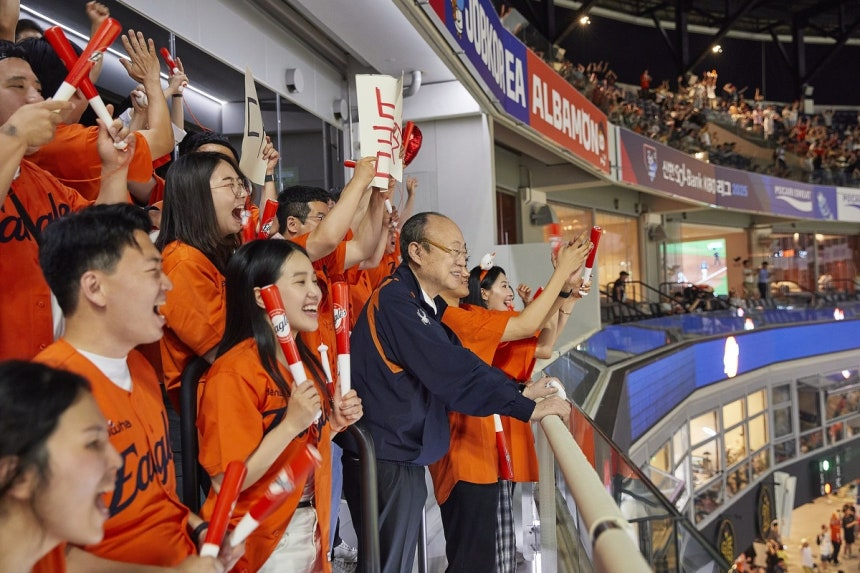김승연 한화그룹 회장(오른쪽 두번째)가 3일 대전 한화생명 볼파크에서 직원들과 한화이글스를 응원하고 있다. 한화그룹 제공