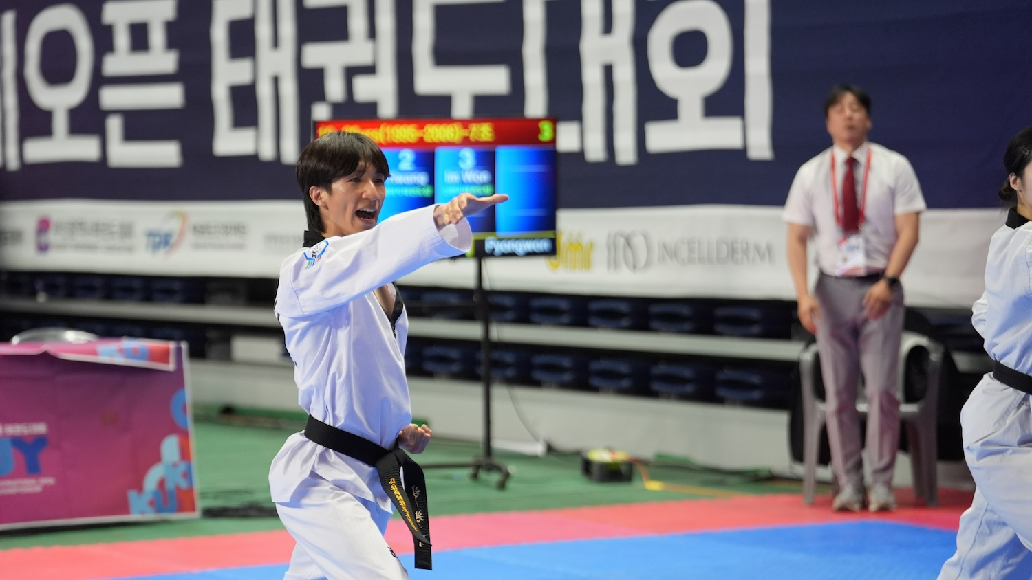 지난 5일 부산광역시 기장실내체육관에서 진행된 '2025 김운용컵 국제오픈태권도대회'에 참가한 신천지 태권도 대표팀 임원택 선수가 품새 경기에서 고려품새를 시연하고 있다.