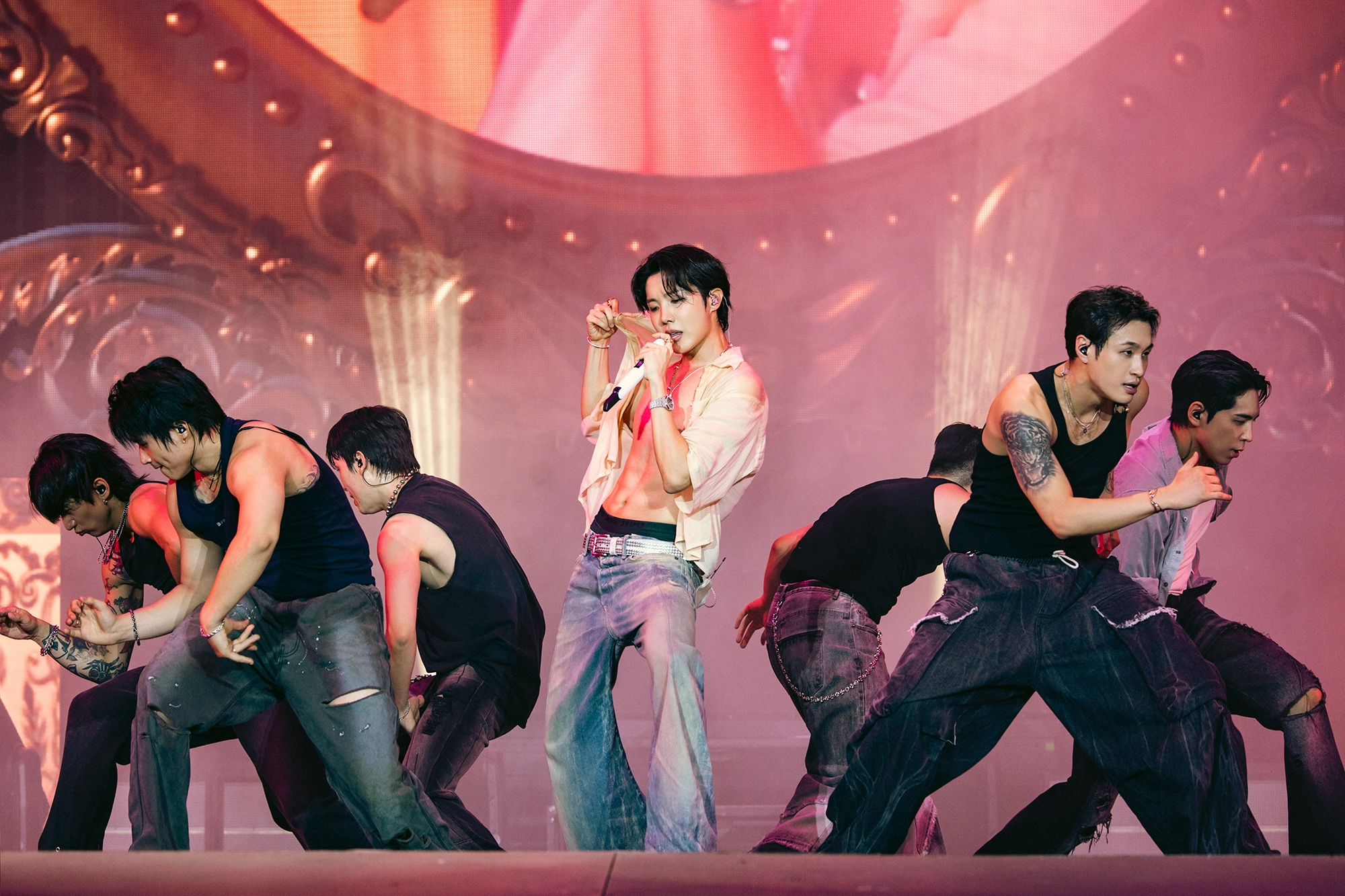 BTS 제이홉, ‘롤라팔루자 베를린’ 헤드라이너의 위엄…90분간 펼친 완성도 높은 무대