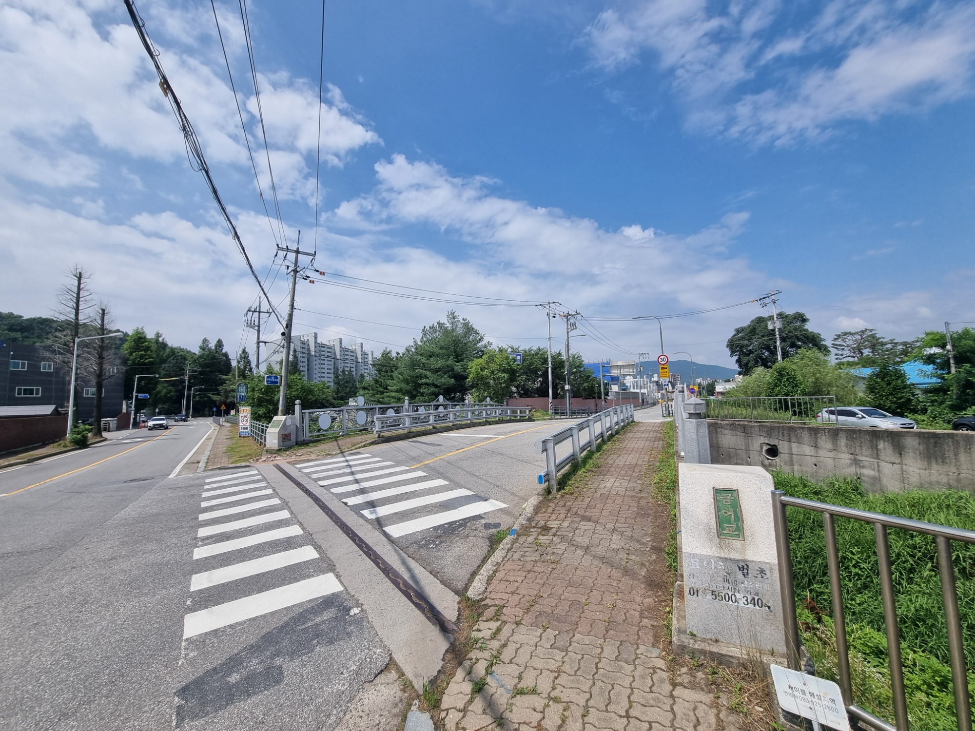 금어교의 2차선 도로를 4차선으로 확장 공사