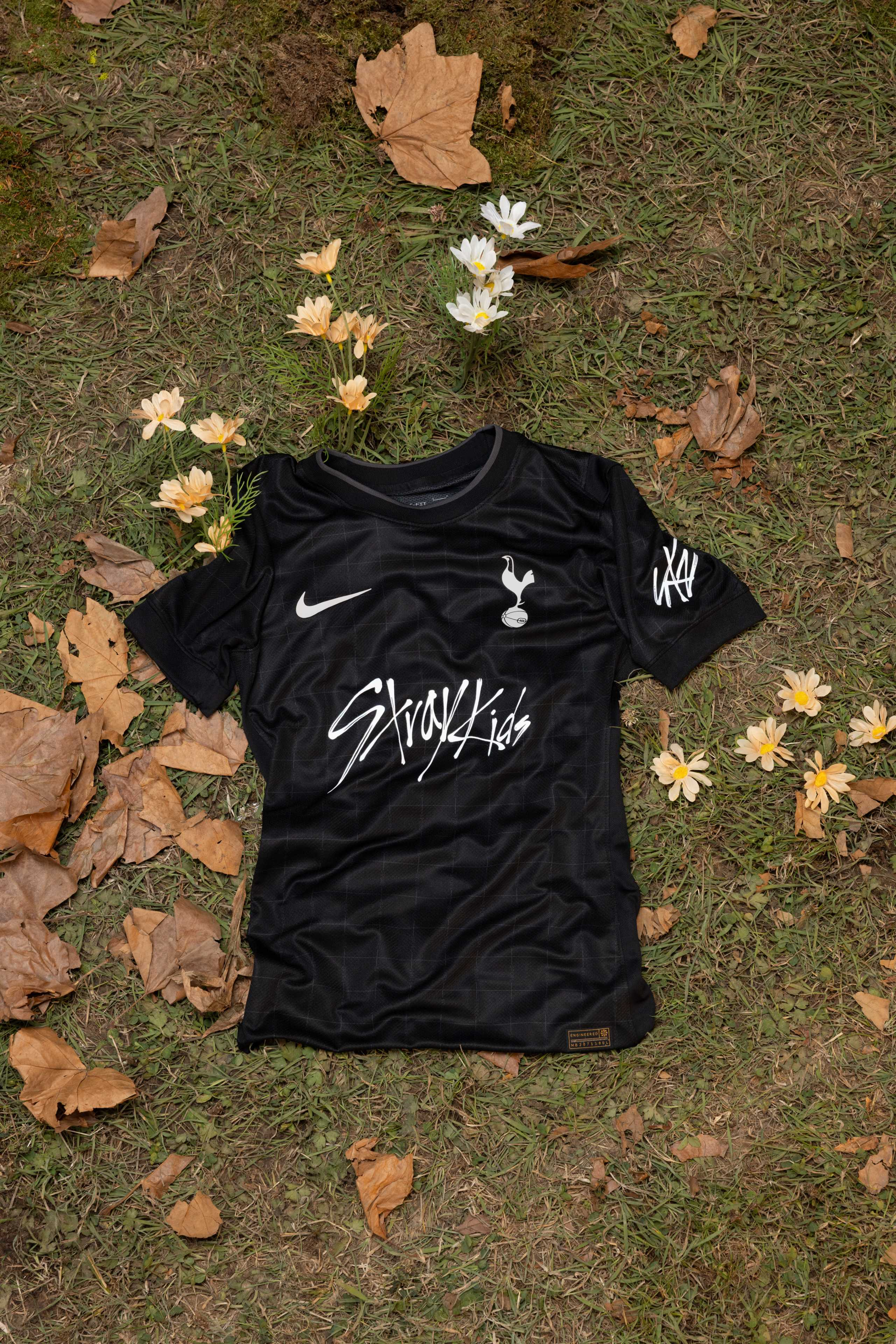 스트레이 키즈, 英 토트넘 핫스퍼와 특급 컬래버 성사…토트넘 핫스퍼 스타디움 입성 공연 앞두고 한정판 유니폼 선봬