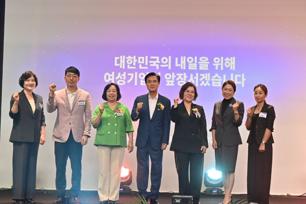 충남도 김태흠 지사가 16일 '제4회 여성기업주간 여성기업인대회'에참석해 도내 여성기업인들에게 격려하며 육성을 약속했다.(사진=충남도청)