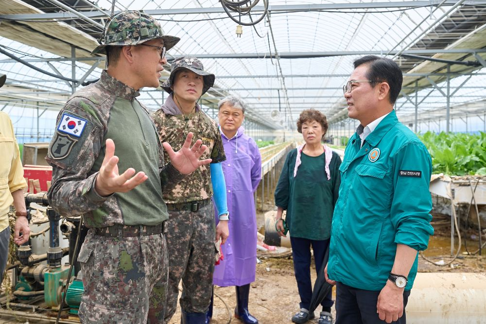 김석필 천안시장 권한대행 부시장이 21일 풍세면 남관농장에 방문헤 수해 복구 상황을 점검하고 군 장병들을 격려했다.