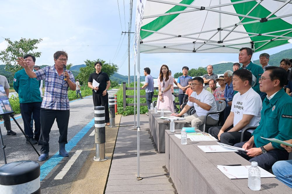김석필 권한대행이 22일 박규섭 국정기획위원회 대외협력국장과 함께 천안시 북면에 방문해 수해피해 농가의 목소리를 듣고 있다.