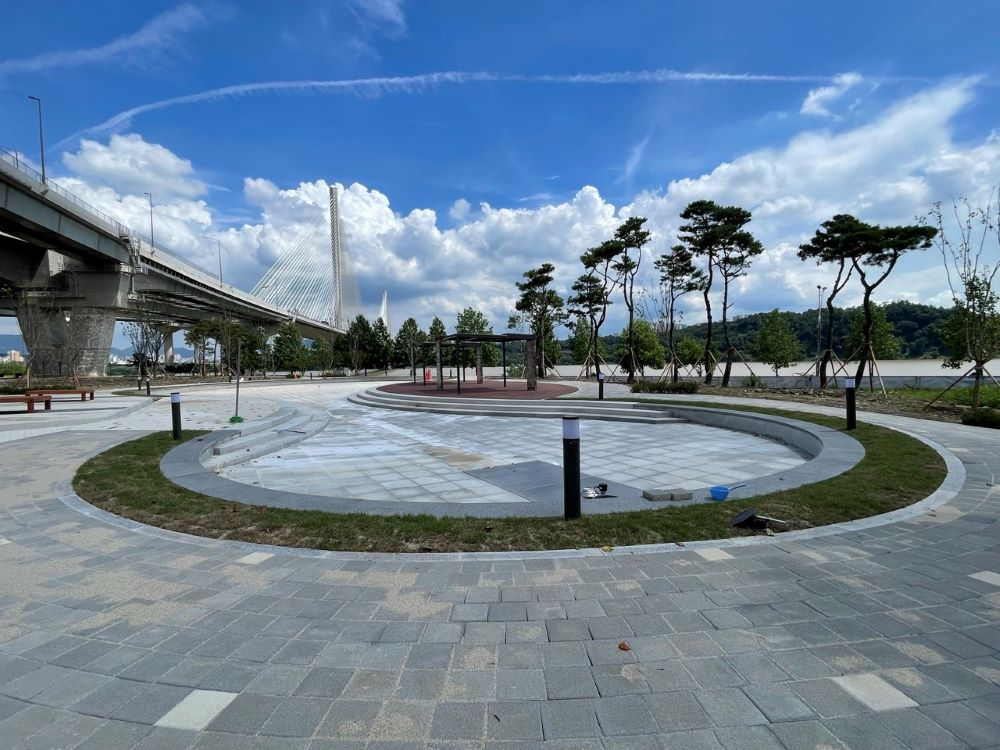 구리시 고덕토평대교 하부 공간이 새로운 휴식처로 조성되어 시민 품으로 돌아온다.(구리시청 제공)