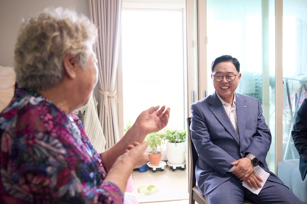 양주시 강수현 시장이 폭염 취약계층을 위해 직접 냉방용품을 전달하며 세심한 복지를 실천했다.