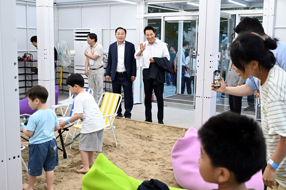 오세훈 서울시장이 23일 광화문광장‘2025 서울썸머비치’를 찾아 안전관리점검을 실시했다.