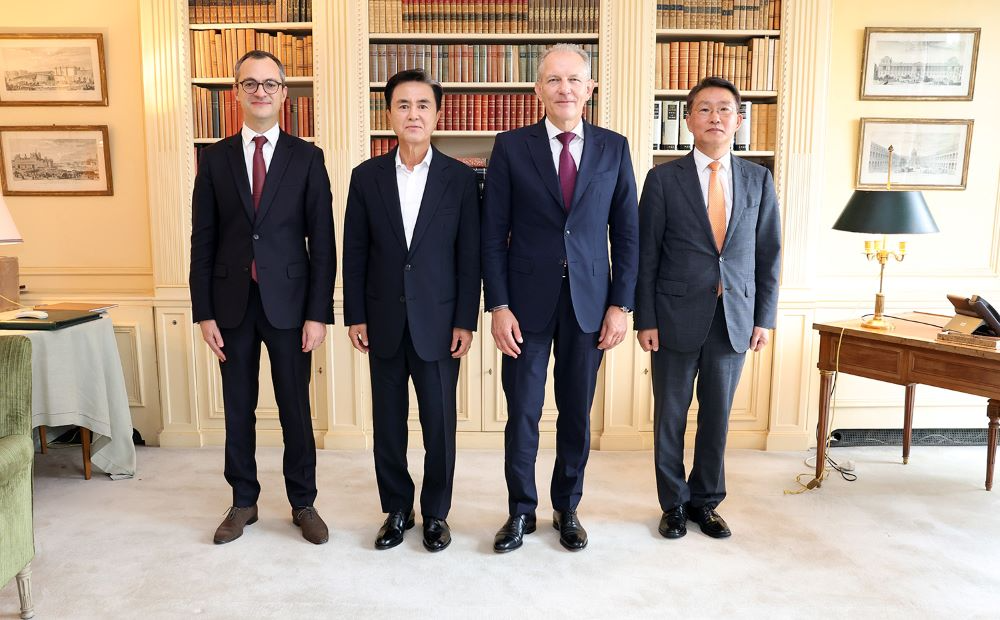 (좌측부터) 니콜라 푸아리앙 에어리퀴드 코리아 대표, 김태흠 충남도지사, 프랑수아 자코 최고경영자, 윤주영 도 투자통상정책관