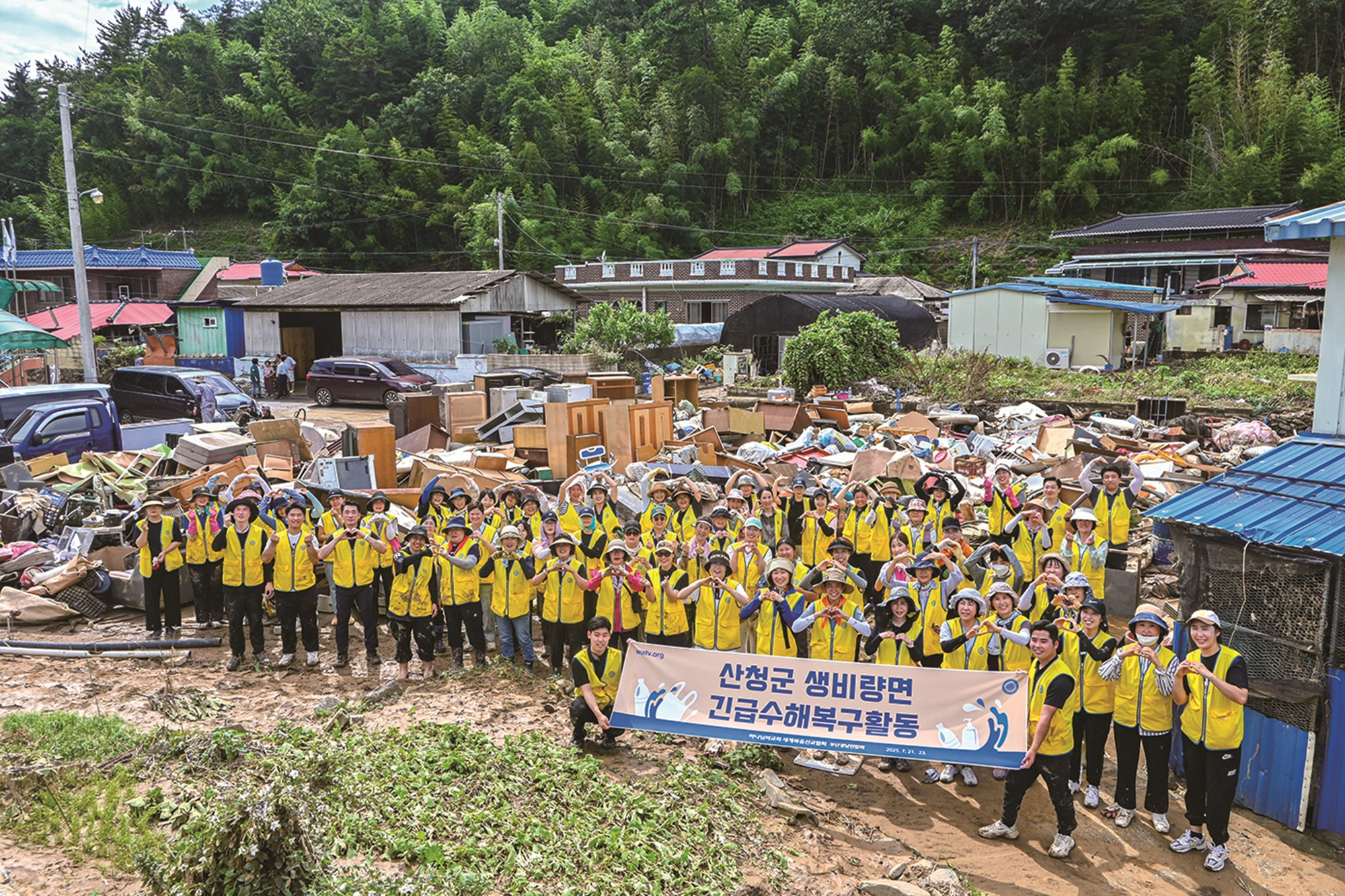 경남권 일대 하나님의 교회 신자들이 산청군 수해복구 활동을 펼치며 구슬땀을 흘렸다. 봉사자들 뒤에 집 밖으로 꺼내진 장롱과 냉장고, 식탁, 장판 등 가재도구와 생필품이 쌓여 있다.