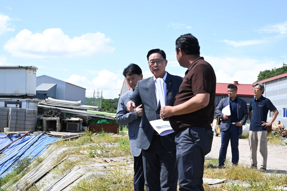 양주시 강수현 시장이 은현면에 소재한 가구전문 제조기업 ㈜우드그린을 방문에 기업 애로 사항을 청취하며 현장소통을 이어갔다.(양주시쳥 제공)