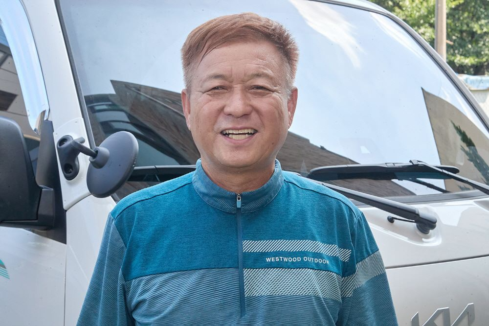 17일 집중호우 속에서 강아지를 구하다 물속에 갇힌 유튜버를 구한 홍성표 새마을지도자(아산시 제공)