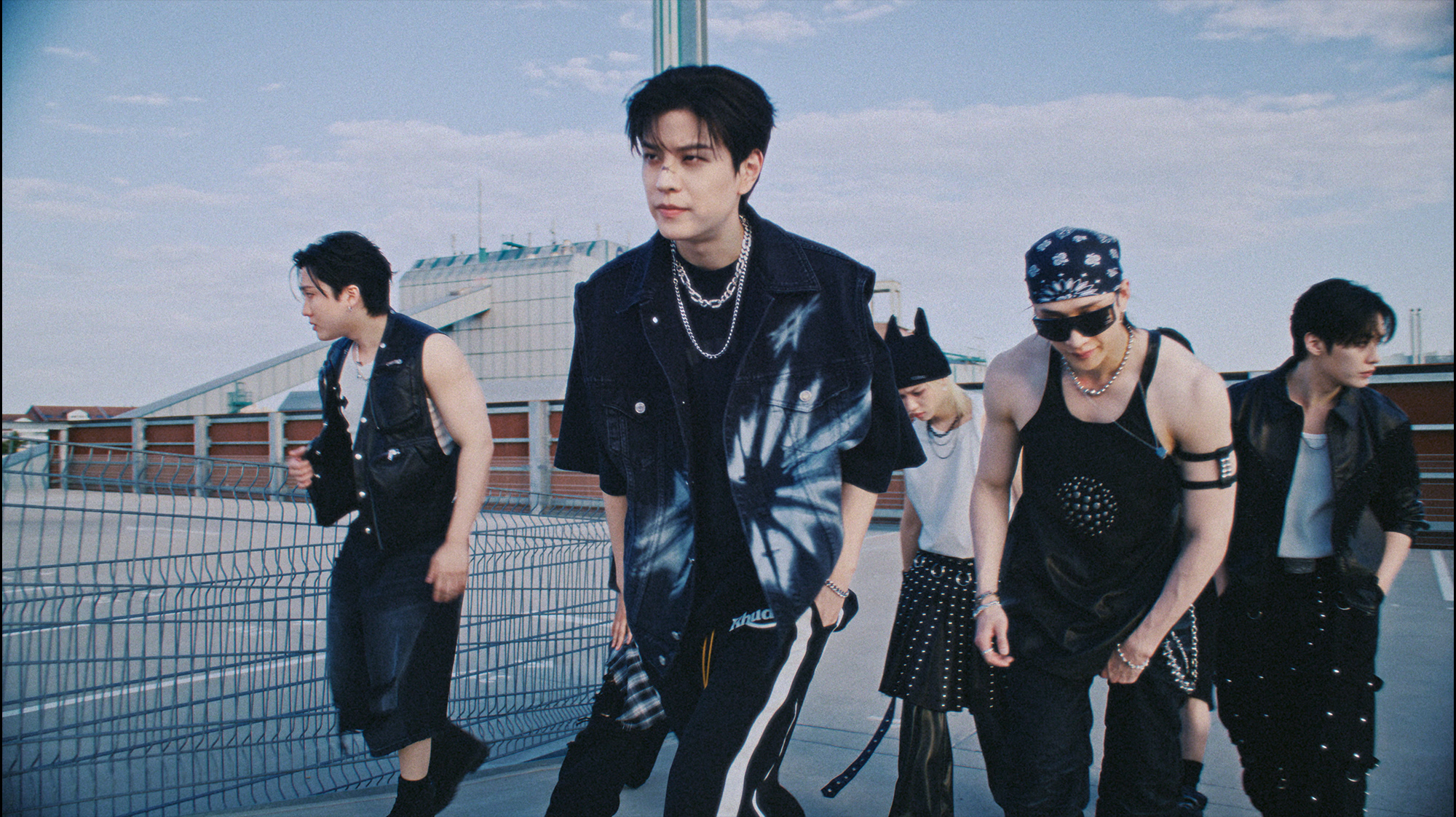 스트레이 키즈, 신보 수록곡 'CREED' 티저 영상 공개…유럽 도시 떠도는 방랑자 존재감