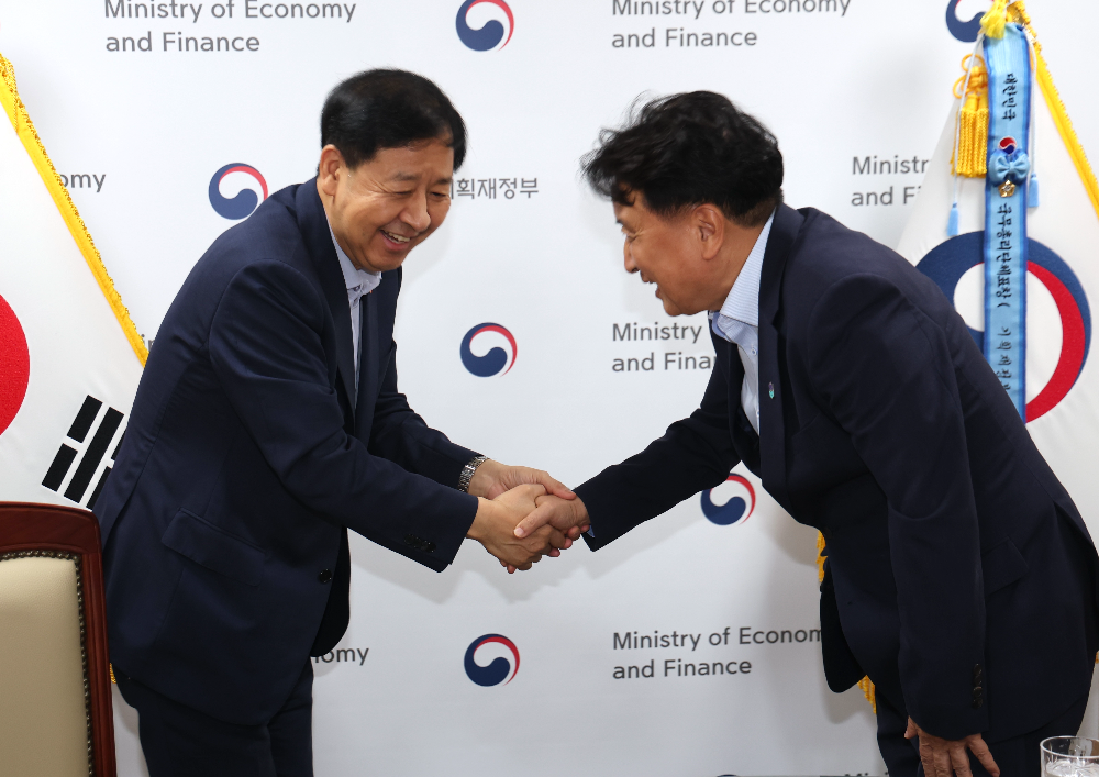 충북도 김영환 도지사(우측)와 구윤철 경제부총리(좌측)(충북도청 제공)