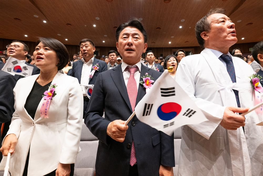 김동근 시장이 8월 15일 '제80주년 광복절 경축식'에서 광복절 노래를 제창하고 있다.(의정부시 제공)