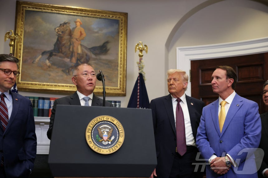 정의선 현대차그룹 회장이 지난 3월 미국 워싱턴DC 백악관에서 도널드 트럼프 미국 대통령이 지켜보는 가운데 2028년까지 210억 달러 규모의 전략적 재미 투자 계획을 발표하고 있다. ⓒ 로이터=뉴스1