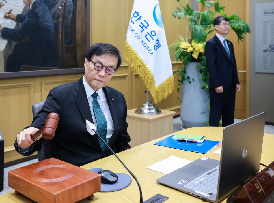 (종합) 이창용 "금융안정 고려해 인하 시기 조율...내년 상반기까지 금리인하 기조 유지 가능성 커"