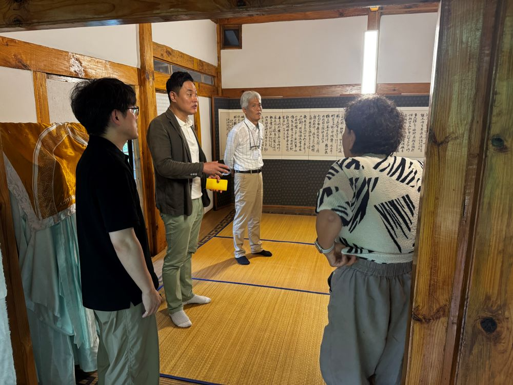 경기도의회 오석규 의원이 지난 26일 '경기실학 발굴을 위한 교류협력 학술회의' 를 앞두고 사전 현자 회의차 서계 박세당 고택을 방문했다.(경기도의회 제공)