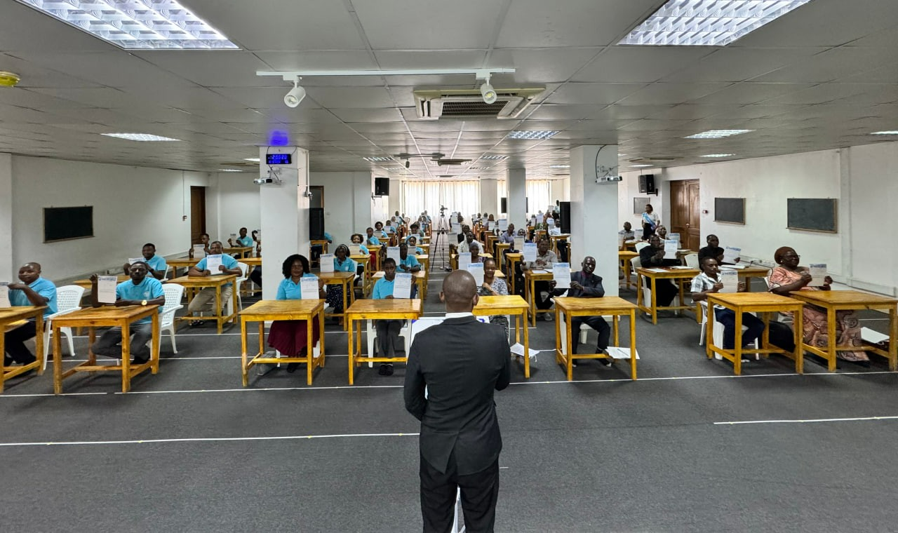 지난 18일 ‘계시록 공개 시험’에 응시한 탄자니아 현지의 개신교 목회자들과 신천지 성도들이 시험지를 들고 기념 촬영을 하고 있다.