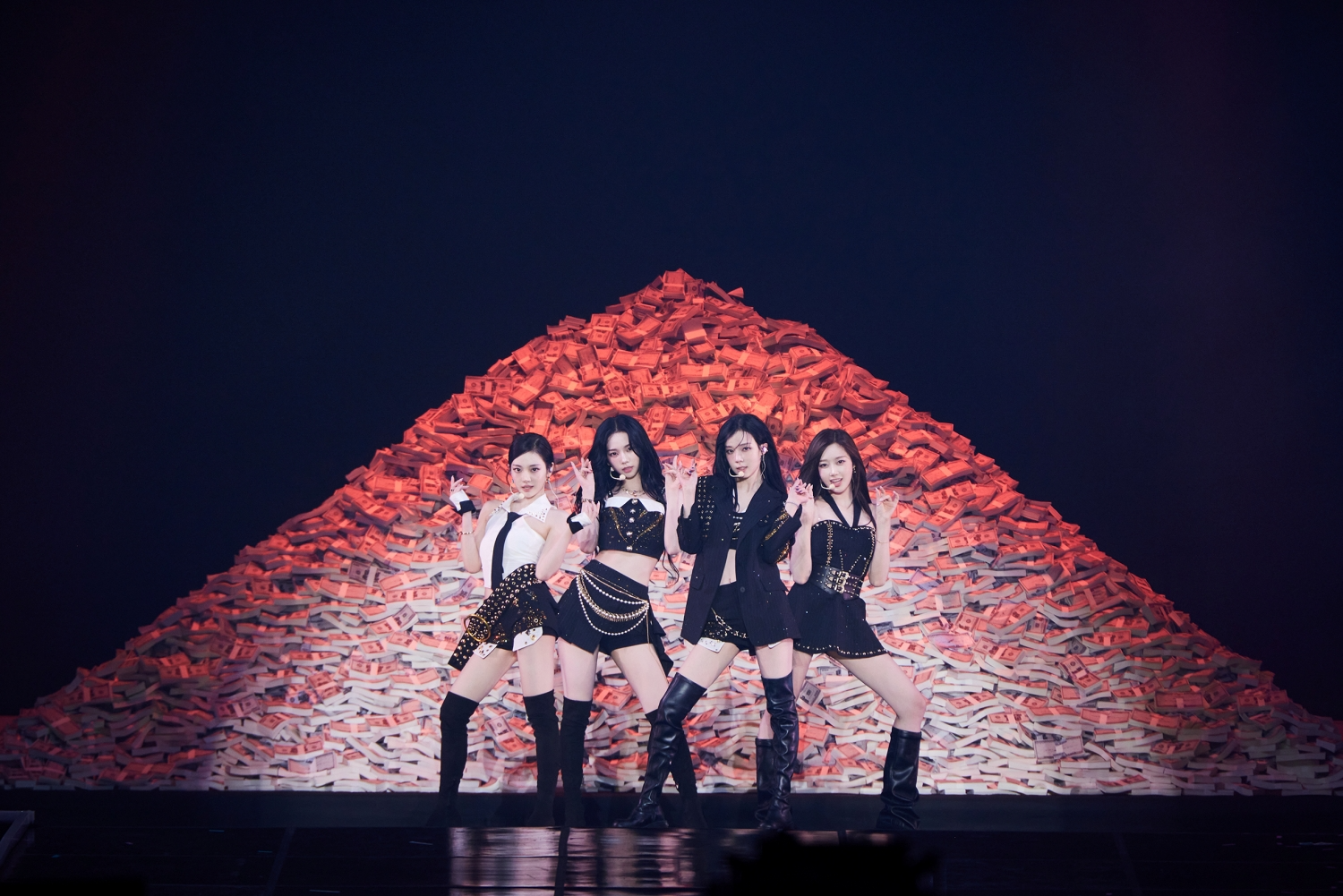 에스파, 중심축 제대로 잡았다…‘업그레이드 퍼포먼스+무대 연출+화려한 밴드 라이브’ 3만 관객 매료 예쁜데 노래도 잘하고, 춤도 잘 춘다. 에스파(aespa)가 ‘초미녀명창그룹’의 명성을 뽐내며 3일간에 걸친 세 번째 단독 콘서트를 성공적으로 마무리했다. 에스파는 지난달 29~31일 서울 올림픽공원 KSPO DOME에서 ‘2025 aespa LIVE TOUR -SYNK : aeXIS LINE’(2025 에스파 라이브 투어 – 싱크 : 엑시스 라인)을 개최, 한층 더 업그레이드된 퍼포먼스와 무대 연출, 화려한 밴드 라이브