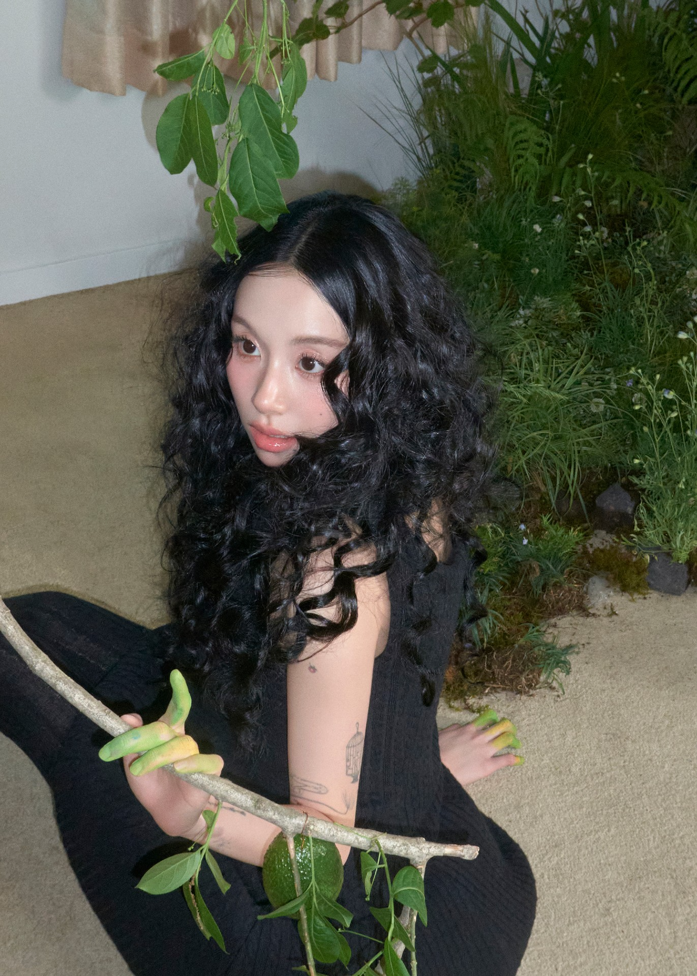 트와이스 채영, 첫 정규 앨범 콘셉트 포토 최초 공개…아이코닉 비주얼 눈길