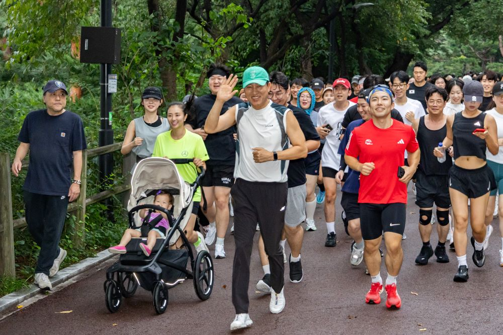 오세훈 서울시장이 6일, 아침 러닝 번개 '남산런'에 참가한 시민들과 남산 북측 순환로를 달리고 있다. (서울시 제공)