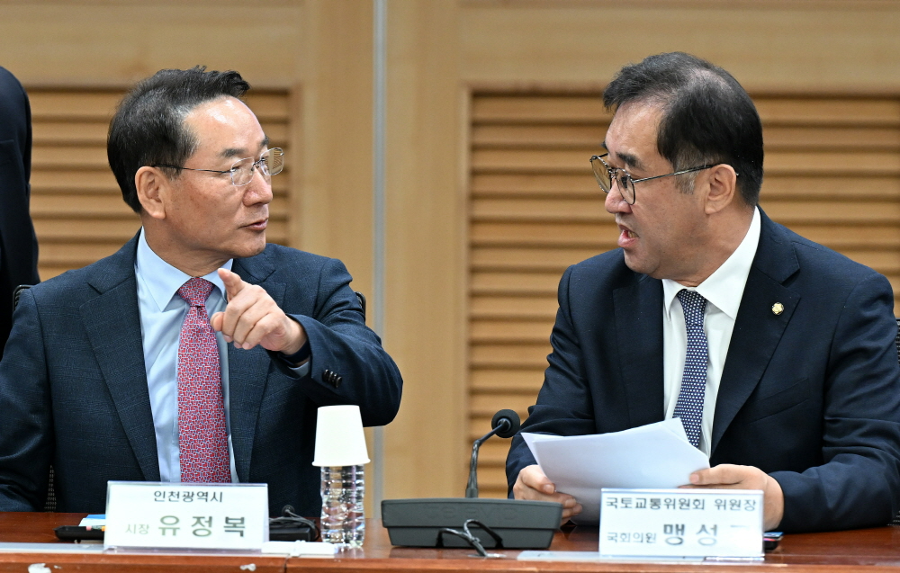 유정복 인천광역시장이 8일 서울 여의도 국회에서 열린 '인천 철도혁명을 위한 국회 토론회'에 참석하고 있다.