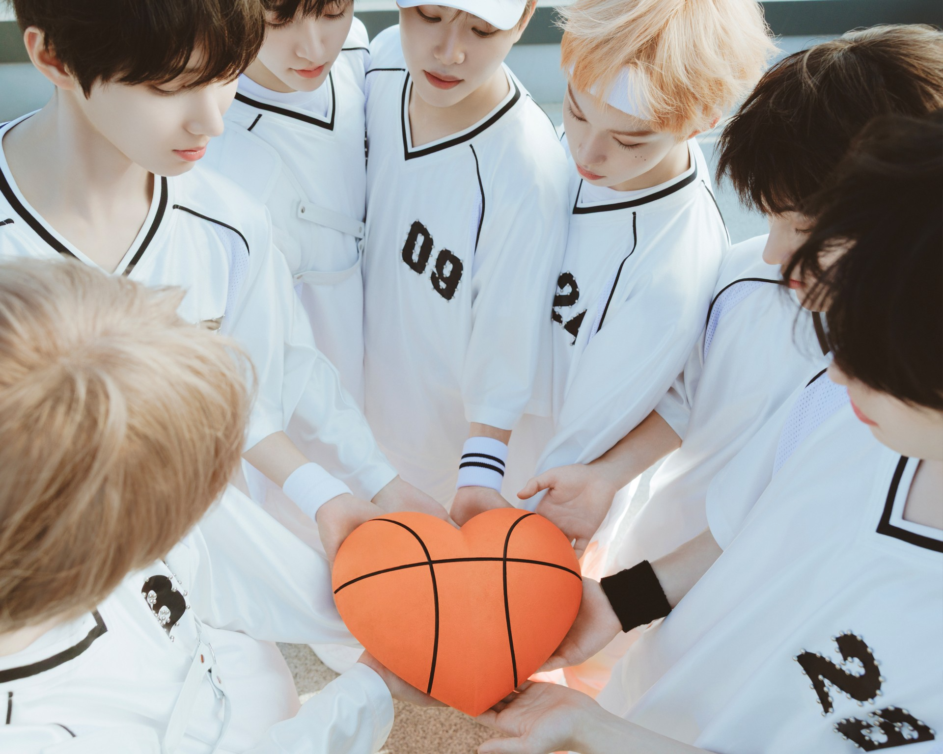 킥플립, 미니 3집 두 번째 콘셉트 필름과 포토 오픈…청춘 스포티 매력 가득