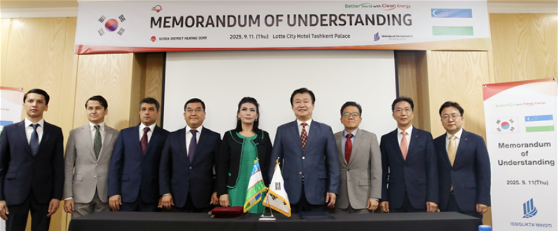 한난과 우즈벡 열공급공사의 ‘지역난방 현대화 및 열병합발전 협력 MOU’ 현장에서 일콤 우즈벡 열공급공사 사장(왼쪽 네번째), 오조다 주라예바 건설주택공공서비스부 차관(왼쪽 다섯번째), 한난 정용기 사장이 기념사진을 찍고 있다.