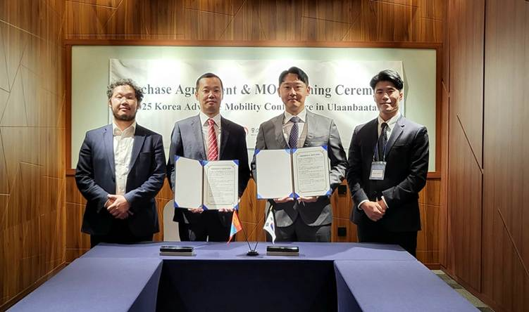 몽골 현지에서 진행된 MOU 협약식현장, 좌측부터 Magnai Trade CEO Sodbayar Ganzorig, Gmobile CEO Magnai Ganzorig, 차봇 모빌리티 조준상 부대표(CFO), 해외사업팀 강산성 팀장