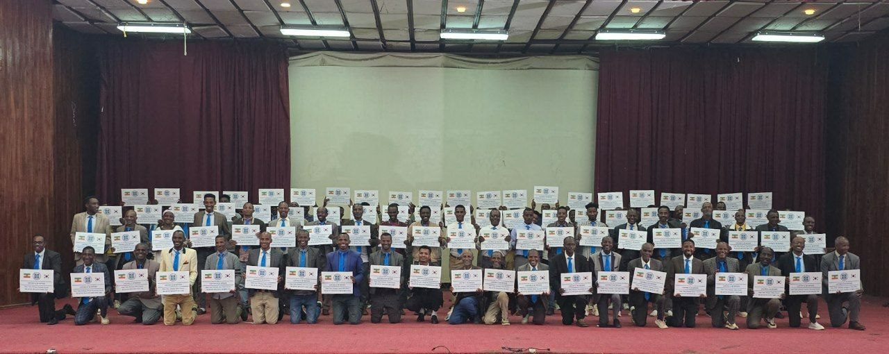 지난 10일 에티오피아 84개 교회 대표 목회자들이 ‘신천지예수교 증거장막성전 베드로지파 에티오피아 간판 교체식’에서 기념 촬영을 하고 있다.(사진제공=신천지예수교회)