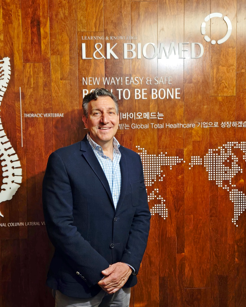 흉벽기형 수술 권위자 디피오레 박사가 엘앤케이바이오 본사 방문을 기념해 사진을 촬영하고 있는 모습