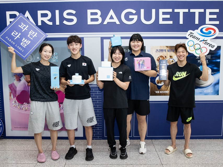 파리바게뜨가 충북 진천 국가대표 선수촌에서 대한민국 국가대표 선수단 ‘팀코리아 (Team Korea)’를 응원하는 팝업을 운영했다고 19일 밝혔다.(왼쪽부터) ▲쇼트트랙 최민정, 임종언 선수 ▲유도 허미미, 김하윤 선수 ▲기계 체조 류성현 선수 등 국가대표 선수단 및 코치진 400여명을 대상으로 ‘파란라벨’ 등 다양한 제품을 제공했다.