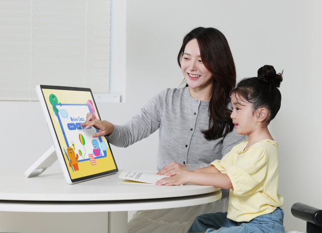 삼성전자 모델이 화면과 스탠드를 분리해 자유롭고 간편하게 사용할 수 있는 무선 이동형 스크린 ‘더 무빙스타일’을 체험하고 있다