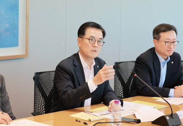 이경근 대표이사 사장이 ‘고객신뢰혁신 TF’ 출범 킥 오프 미팅에서 발언하고 있다