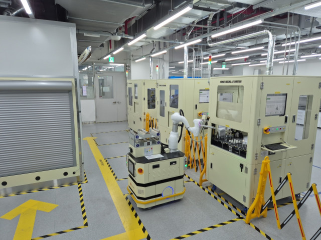 LG화학이 자동화 로봇이 로봇 자동화 실험실(ASL)에서 분석 실험을 하고 있다