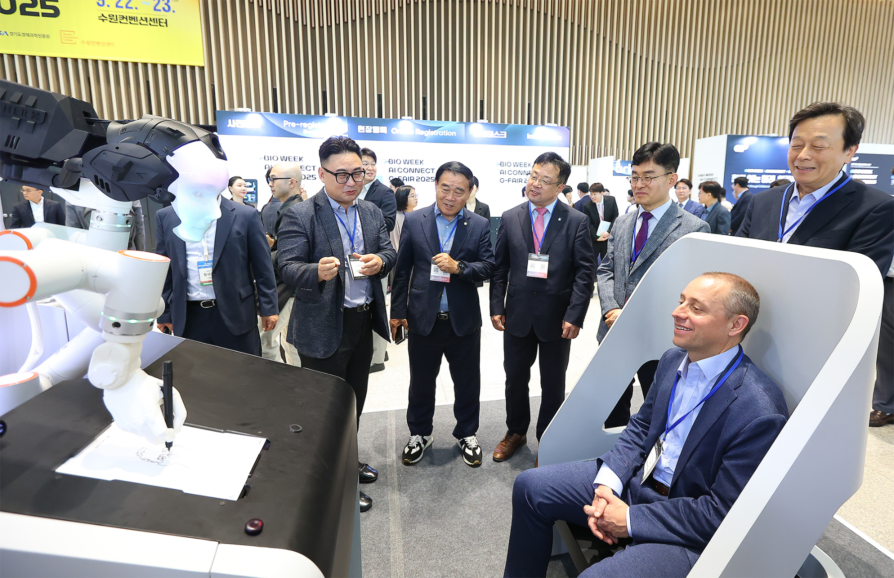 김현곤 경과원장과 관계자들이 행사 현장을 둘러보고 있다