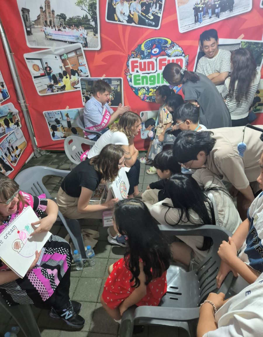 지난해 열린 '천안흥타령춤축제 2024'에서 운영된 천안국제화교육특구 부스 현장사진(천안시 제공)