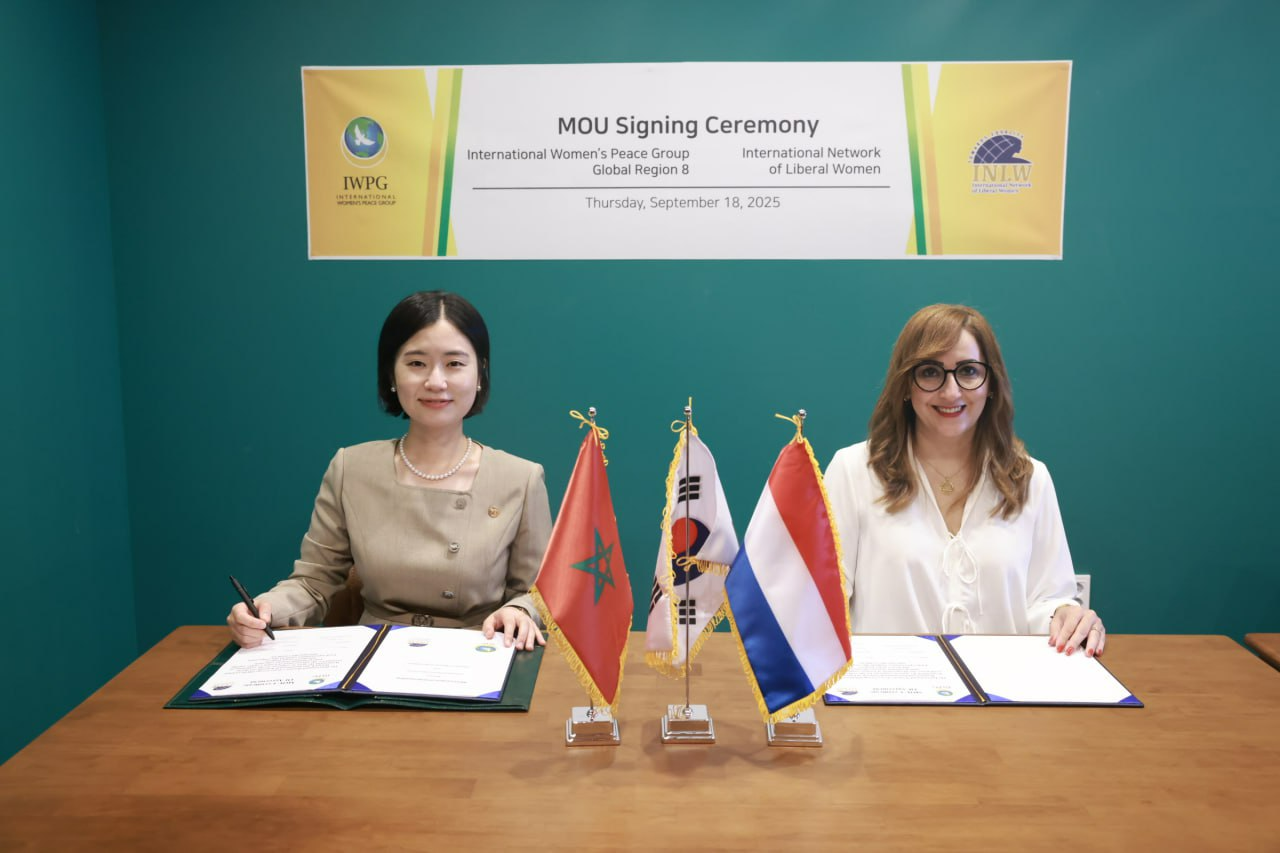 지난 9월 18일 청주에서 ㈔세계여성평화그룹(IWPG) 김은희 글로벌국장(왼쪽)과 국제 자유주의 여성 네트워크(INLW) 카디자 엘 모라비트 회장(오른쪽)이 업무협약을 체결한 후 기념 촬영을 하고 있다.