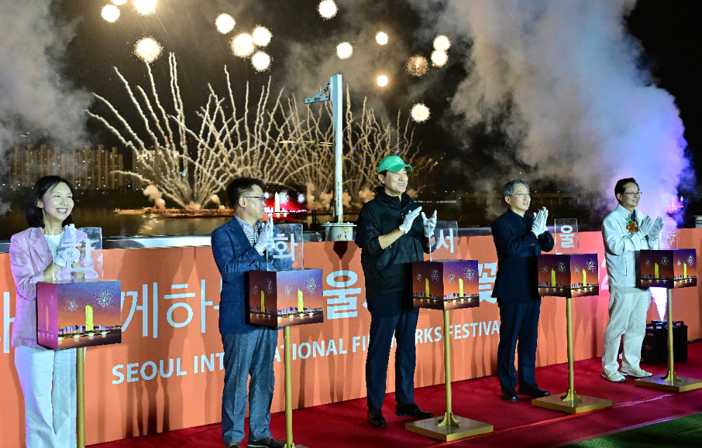 서울시, '서울세계불꽃축제 2025' 여의도 밤하늘 빛내…100만 시민 환호