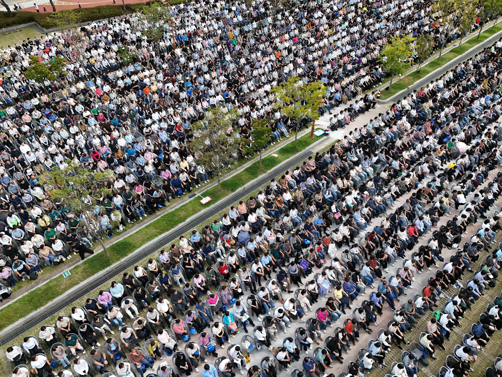 27일 신천지예수교 청주교회에서 ‘계시록 성취 실상 증거 신천지 말씀대성회’가 열린 가운데 야외에서도 시민들이 이만희 총회장의 강의를 듣고 있다.