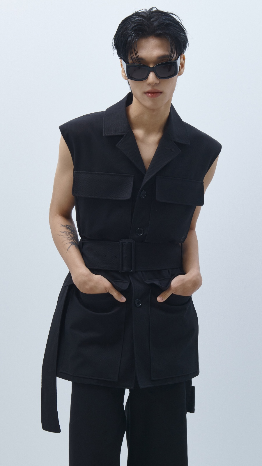 에이티즈 우영, 파리 환하게 밝힌 ‘시크 비주얼’…프랑스 럭셔리 브랜드 패션쇼 참석