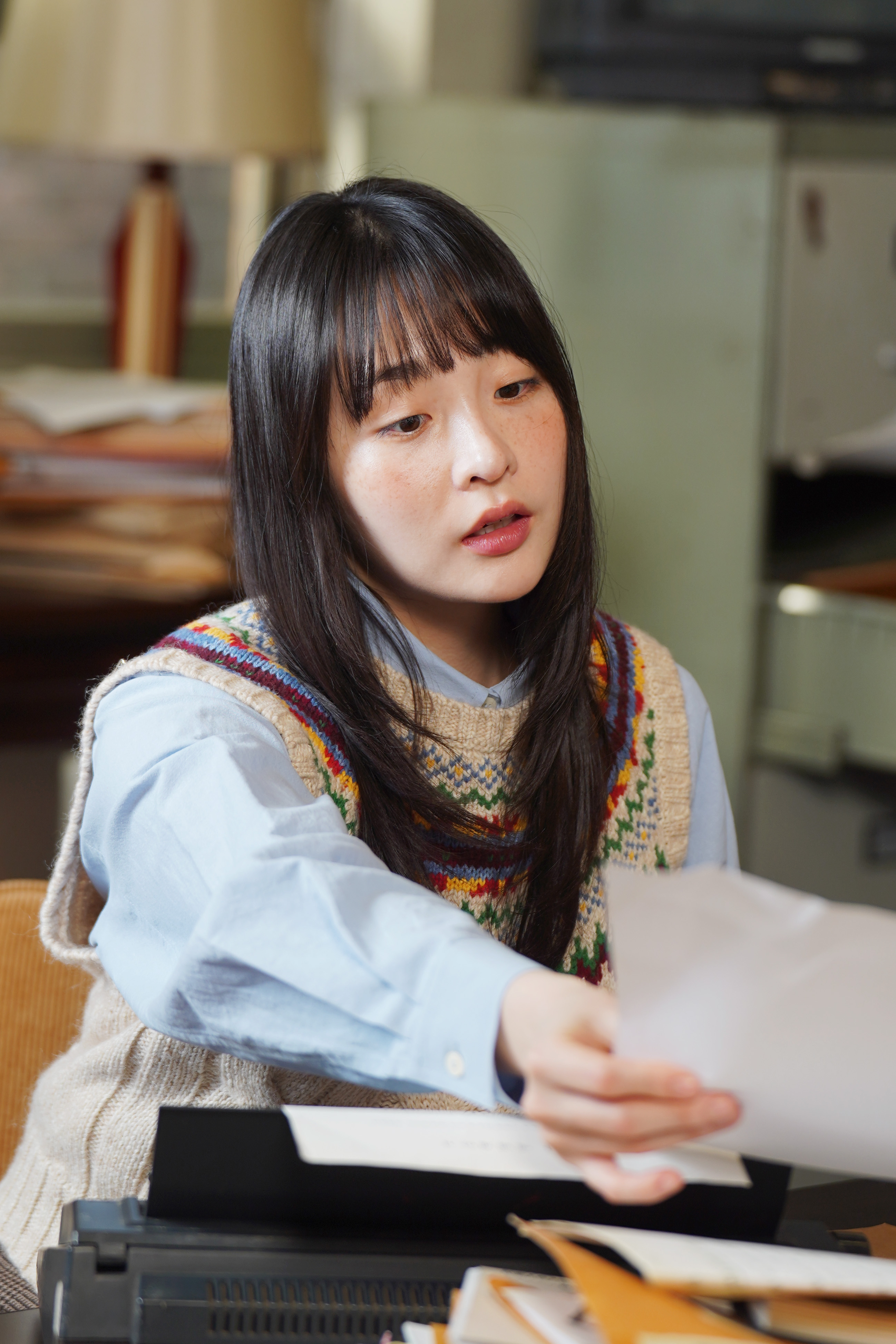 ‘태풍상사’ 김민하, 90년대 직장인으로 완벽 변신…포스터 촬영 현장 공개