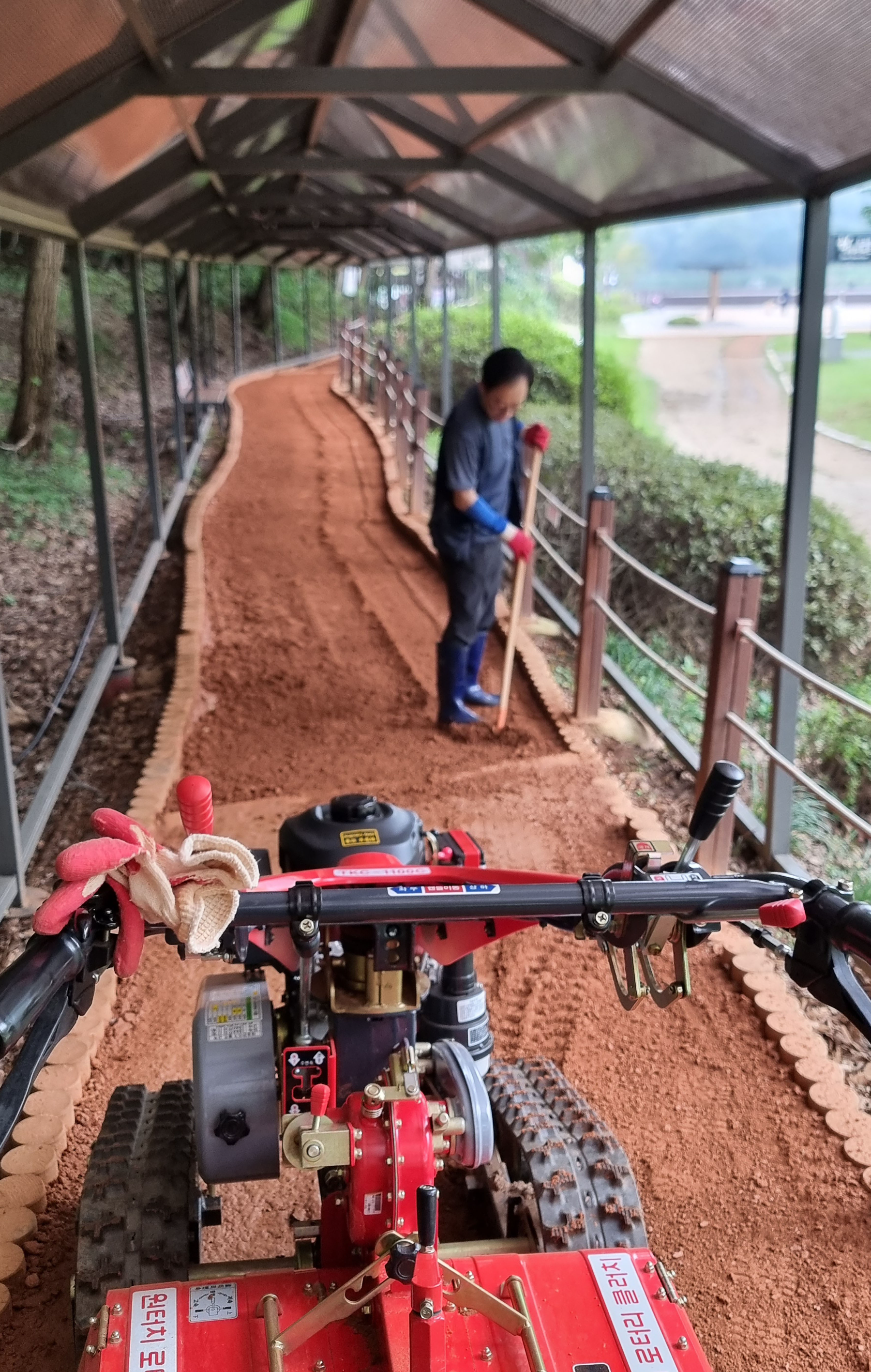 성남시 율동공원 내 황톳길에서 로터리 작업(흙 뒤집기)