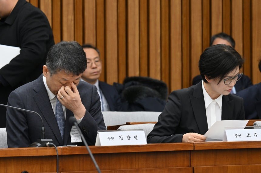 김광일 홈플러스 대표이사 겸 MBK 부회장이 지난 3월 국회에서 열린 정무위원회 홈플러스 기업회생절차에 대한 현안 질의에서 얼굴을 만지고 있다. 국회사진기자단